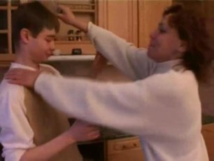 Сын трахает мамашу на кухонной плите