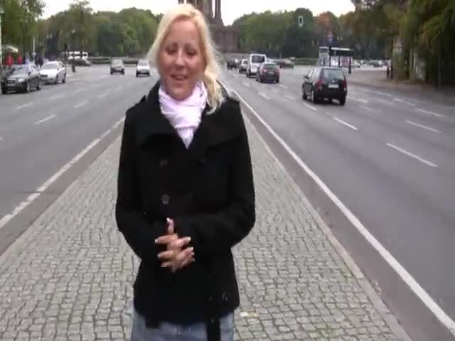 Piss: Lilly Love Public