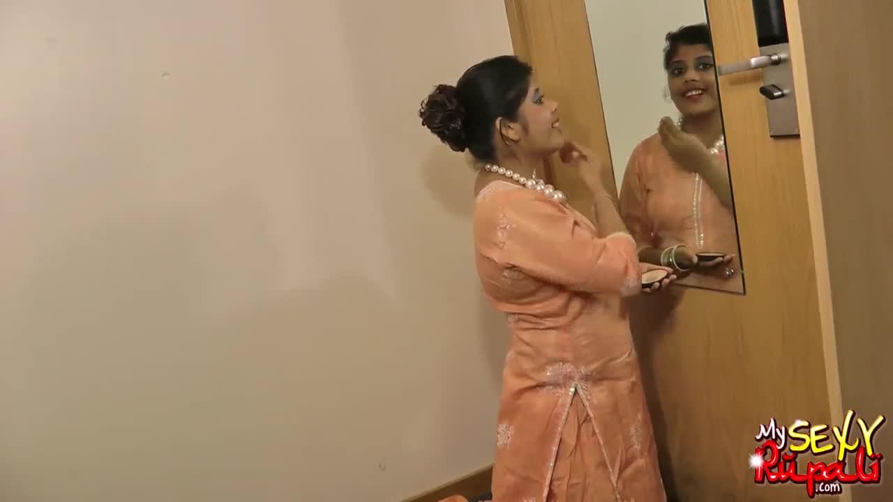 Indian Pornstar Babe Rupali Big Boobs Exposed In Dancing