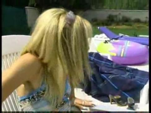 Lesbienne Qui Se Fistent Au Bord De La Piscine