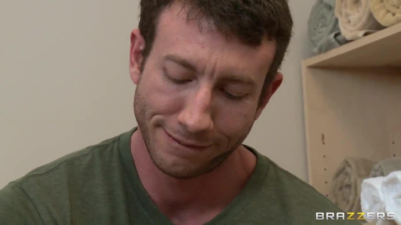 Devon Lee Steps Into The World Of Delight